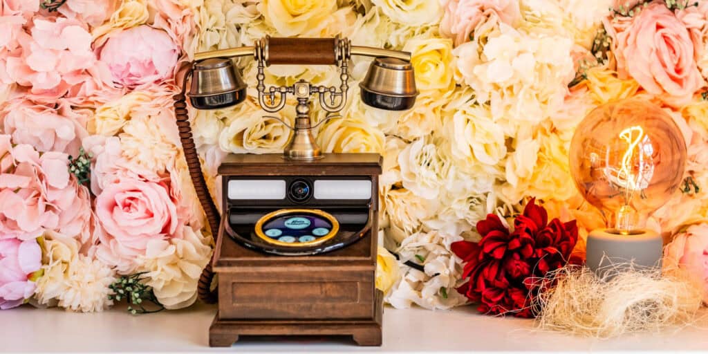 Video Gästebuch dekorieret in einer Telefonzelle.